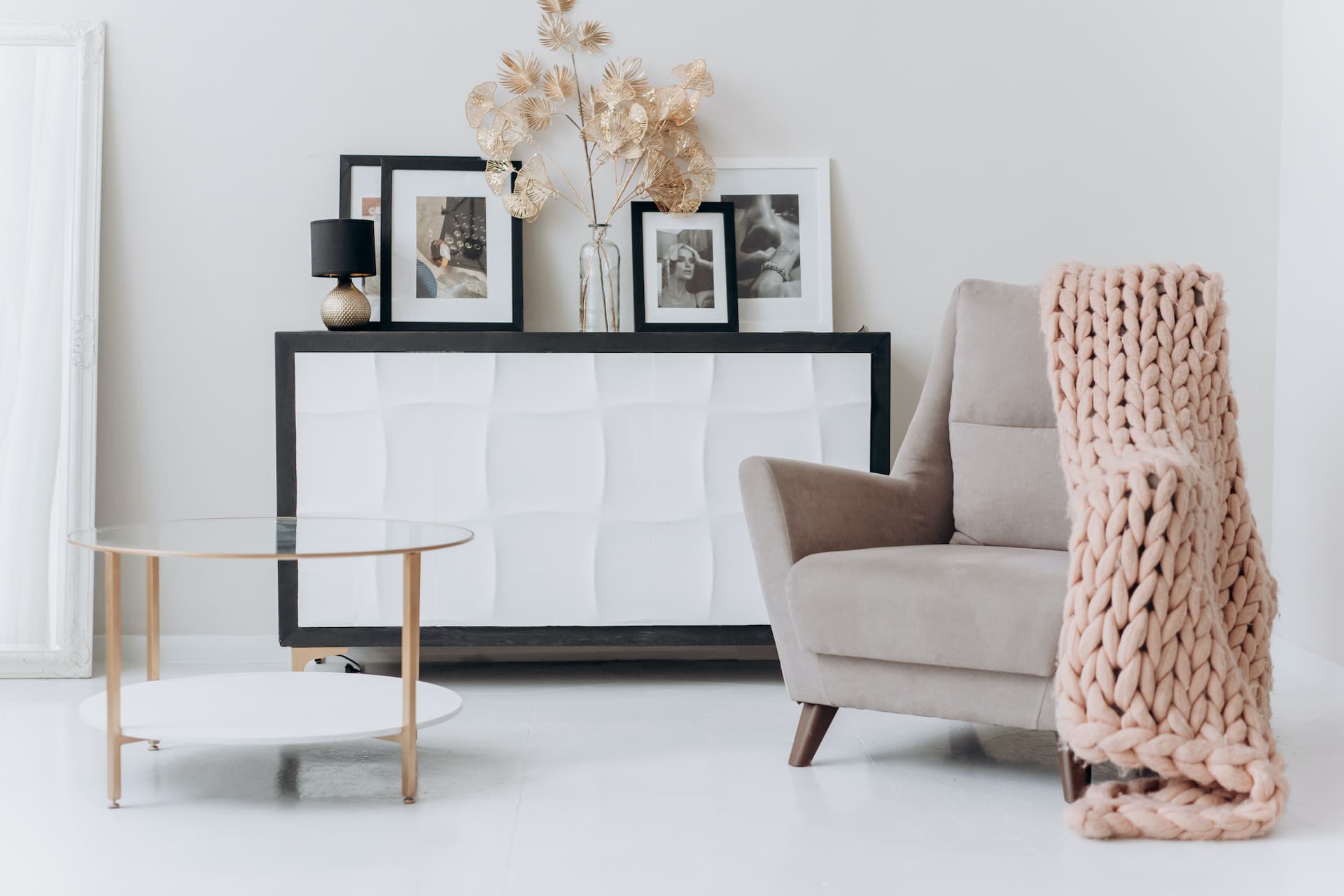 Salón decorado estilo minimalista